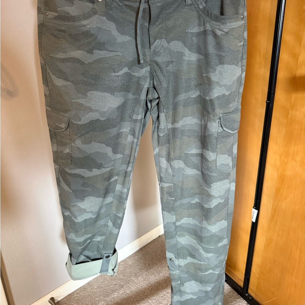 NWOT Kuhl Women’s Camouflage Cargo Pants